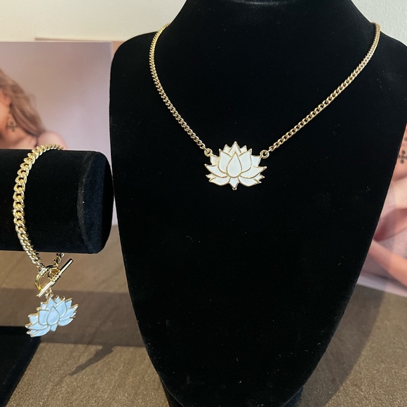 Bracelet with a hand-painted white water lily - Picture 3 of 3